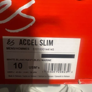 ÉS Accel Slim sneakers - Säljer ett par ÉS Accel Slim sneakers i vitt och marinblått. Skorna har en stilren design med snörning och rund tå. Perfekta för en avslappnad stil.