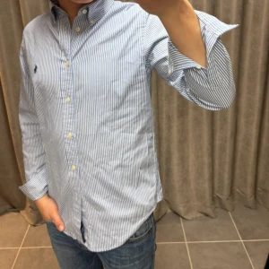 Ralph Lauren Skjorta - Snygg randig skjorta från Ralph Lauren i strl XS/S, skjortan håller ett mycket bra skick, killen på bilden är 174 cm lång 