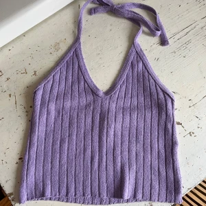 Y2k halter neck topp - Snygg halterneck topp från okänt märke. Köpt på Humana och uppskattar passa xs/s. Fint skick!