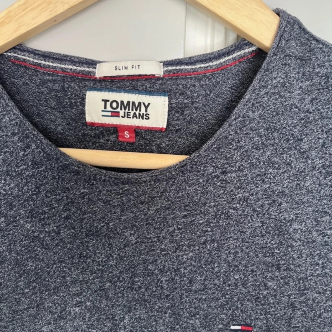 Grå t-shirt från Tommy Jeans Small - 1