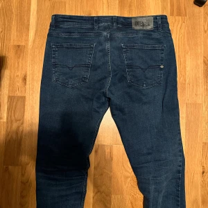 Diesel jeans - Säljer nu detta par diesel jeans i slimfit storlek w33 l34 som nya inga defekter!
