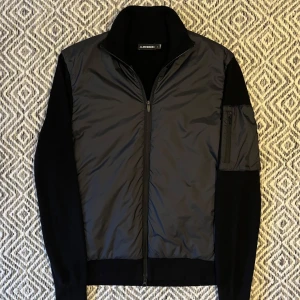 J.LINDEBERG CARDIGAN - Tjena! Säljer nu en J.Lindeberg cardigan! | Skick 9/10 sjukt bra! | Nypris 3200kr | Mitt pris 1399kr | Kom gärna pm vid frågor eller funderingar! | Postas eller möts upp i Gävle!