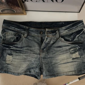 Jeansshorts med slitningar - Jag säljer dessa as snygga jeansshorts eftersom att dom är försmå!! Passar M🥰🥰