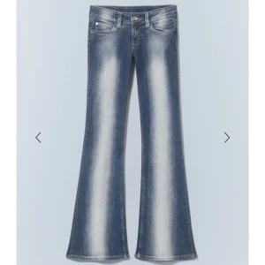 Blå bootcut jeans - Säljer dessa populära jeans från weekday då de tyvärr inte kommer till användning❣️ använda fåtal gånger❣️ skriv för fler bilder🥰