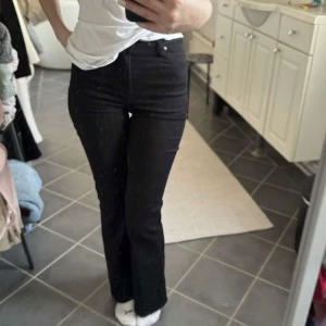 Bootcut jeans från Lee - Säljer ett par svarta bootcut jeans från Lee med klassisk femficksdesign och hög midja. Jeansen har mest legat i garderoben sen jag köpte dom💕Det går att buda!