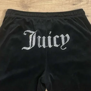 Juicy Couture byxor - Säljer ett par svarta byxor från Juicy Couture med Juicy-logga på baksidan. Dom är andvända men fortfarande i bra skick❤️