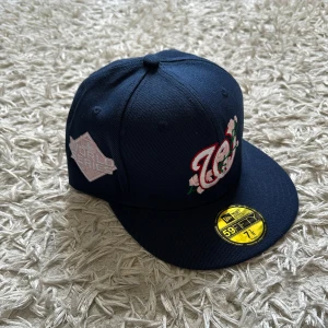 NEW ERA KEPS~ Limited flower edition  - 7 1/8, helt ny aldrig använd, lapparna på kepsen är kvar, perfekt för sommaren, hör av er vid minsta intresse!