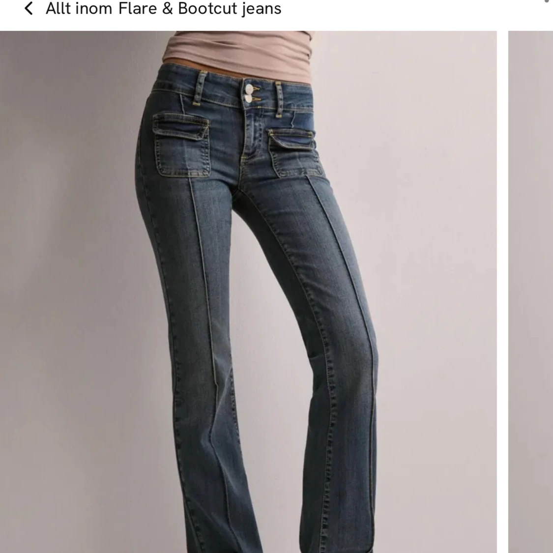 Blå bootcut jeans med fickdetaljer - 1