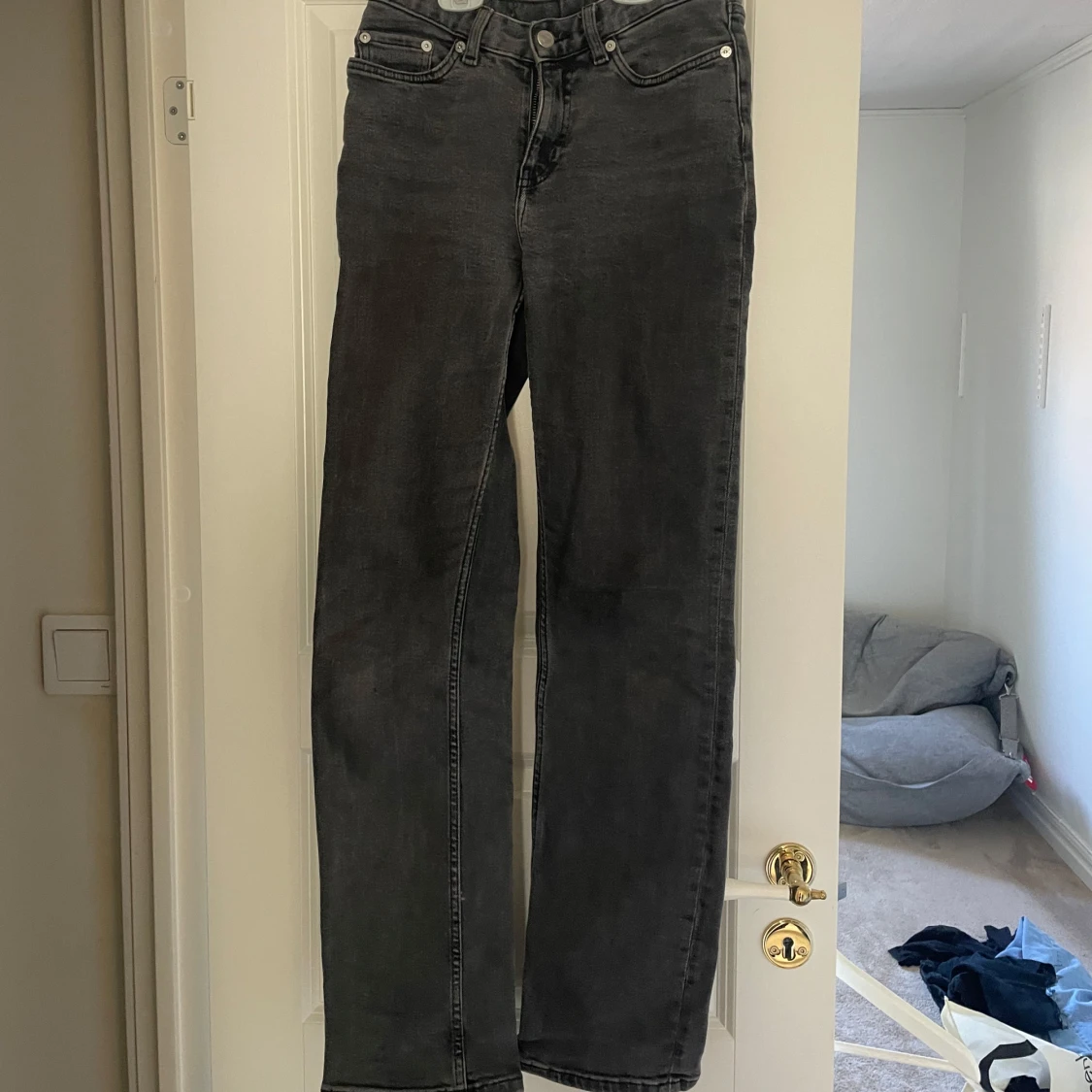Svarta raka jeans