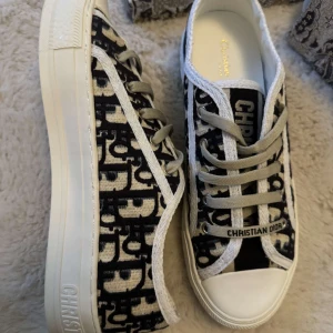 Dior Walk’N’ Dior skor - Intressekoll!! Hjälper min flickvän med att sälja hennes snygga dior skor i väldigt fint skick som är i storlek 38, allt på bilden medföljer