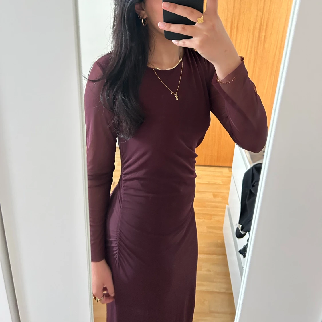 Vinröd långklänning med rynkade detaljer