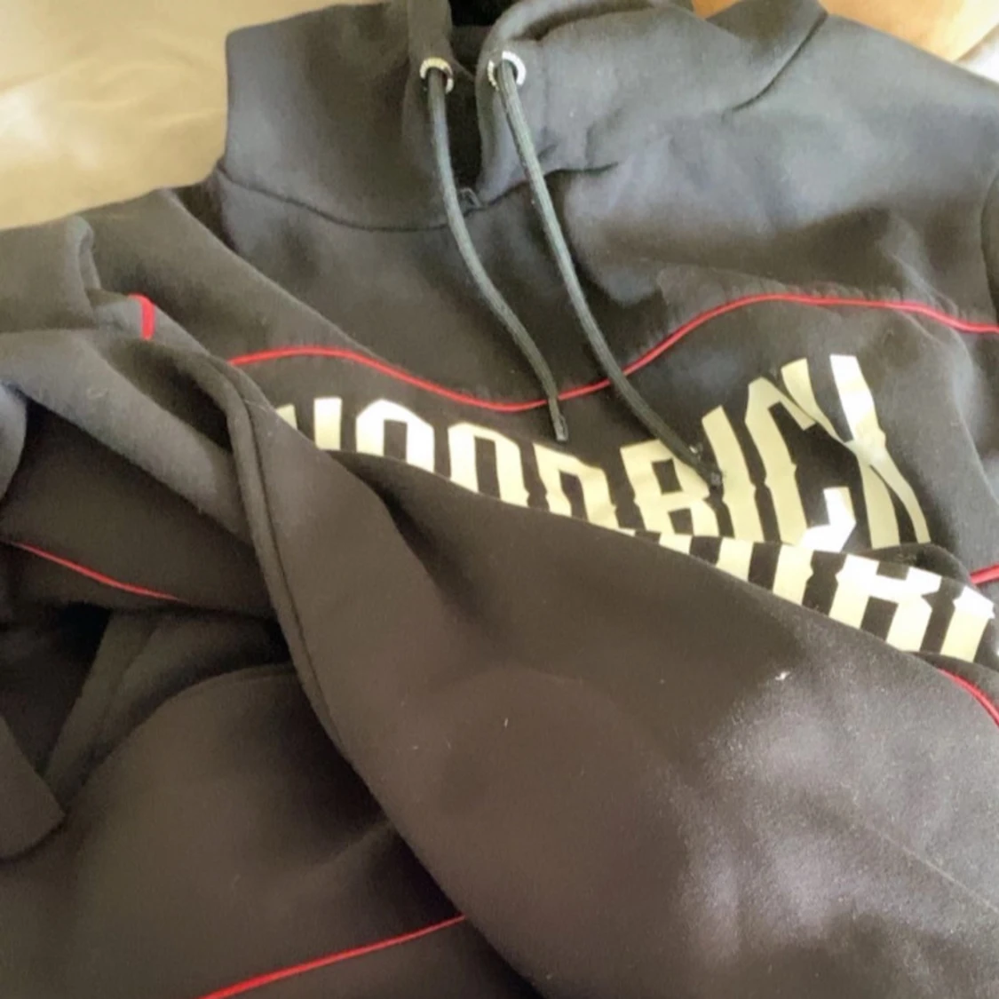 Svart byxa och hoodie  - 1