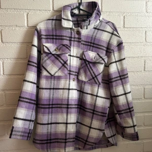 Lila/vit kappa  - En av lila och vit kappa med svarta ränder Använd ganska mycket men har hängt mest i garderoben på senaste då jag inte använt den Storlek 158/164, XS Säljer då den e lite liten och bara hänger i garderoben Super fin och i bra skick  Hör av er om frågor o mer bilder !🌷