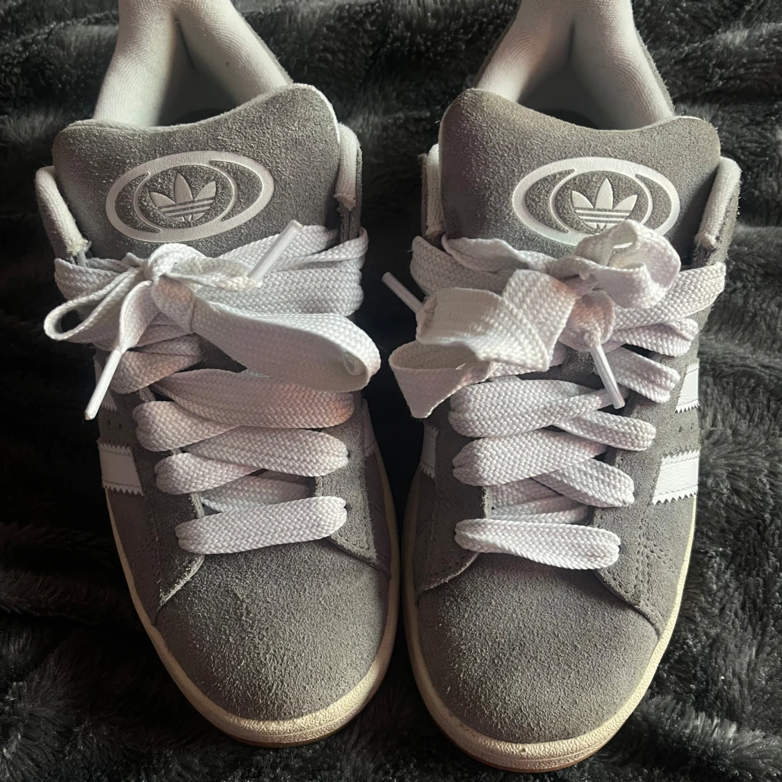 Grå Adidas sneakers med vita detaljer