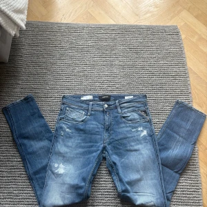 Replay Anbass - Replay Anbass med slitningar w 33 L 34 längd i cm 109 och midjemått 43x2 cm. Sitter slim och är en mycket eftertraktad design.