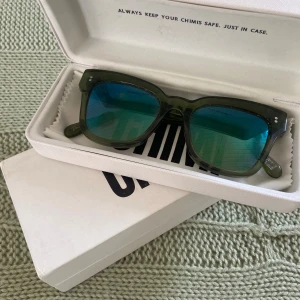 Gröna solglasögon från Chimi #005 - Snygga solglasögon från Chimi i modellen #005. Bågarna är transparent gröna. Några mindre defekter men skriv privat för fler bilder