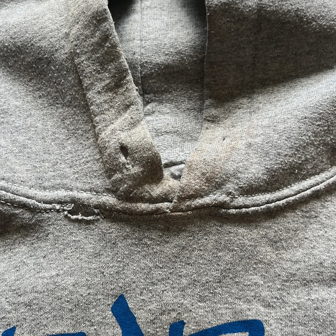 Grå hoodie med blått Mount Rap More-tryck - 2