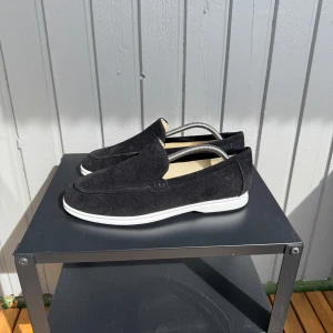 Svarta loafers med vit sula - Säljer dessa ursnygga loafers som liknar loro piana | Inget märke (därför ja säljer så billigt). Storlek 41 men sitter som 42/43| skick - 9/10 - använda 1 gång | skriv vid frågor och funderingar !!