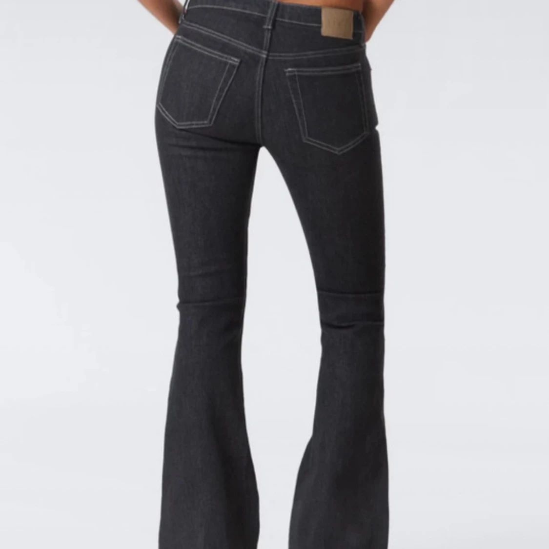 Svarta bootcut jeans från Weekday - 1