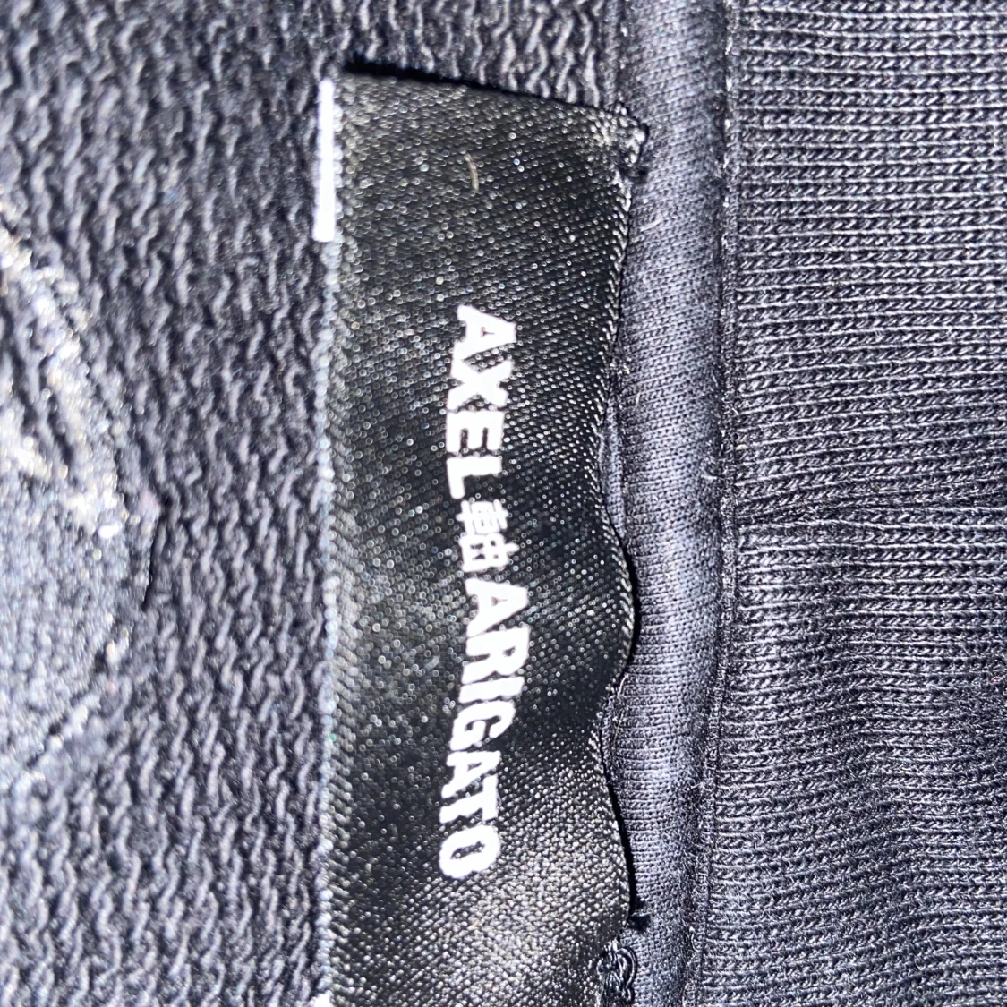 Svart hoodie från Axel Arigato med yin-yang brodyr - 4