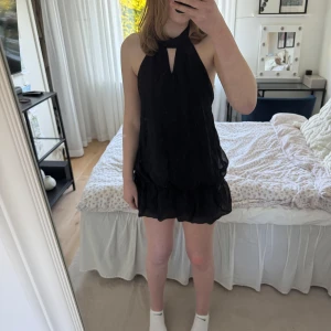 Svart miniklänning  - Säljer denna super gulliga klänningen som jag köpte på en marknad i Grekland för några år sedan. Den är i storlek xs men tyvärr finns det ingen storlekslapp. Säljer den då den inte kommit till användning. Klänningen har även inbyggda shorts under och en öppen rygg. Skriv vid frågor!