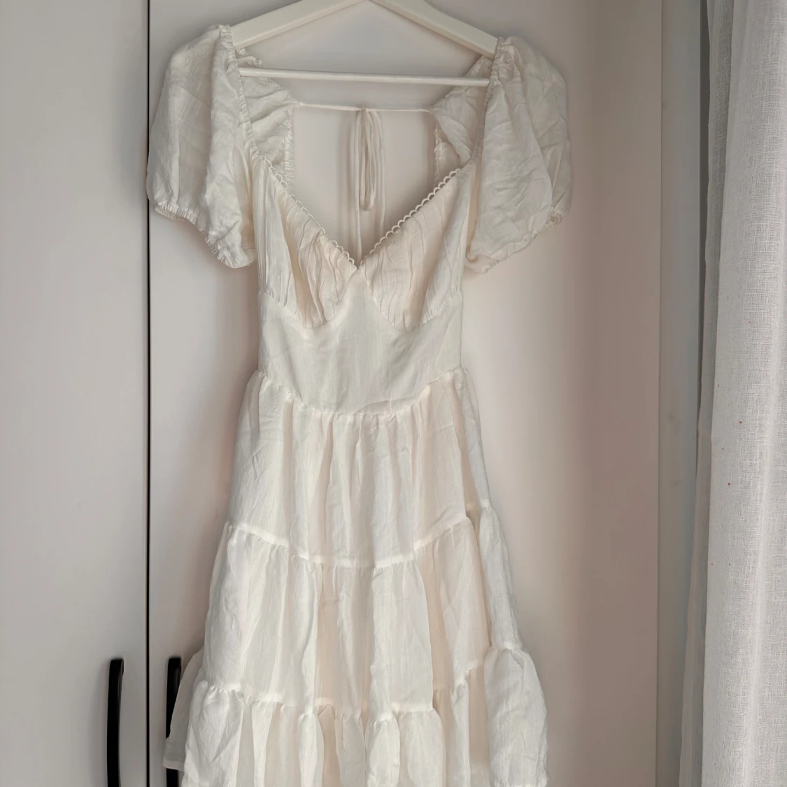 Vit klänning med puffärmar och knyt i ryggen