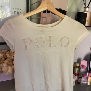 Vit t-shirt från Polo Ralph Lauren - Vit t-shirt med rund halsringning och korta ärmar från Polo Ralph Lauren. 