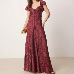 Fin vinröd balklänning från ASOS - Säljer en vinröd balklänning från ASOS storlek 42, helt helt oanvänd och lapp finns kvar (säljer pga missade returdatumet). Köpt för 789 och säljer för 470. Superduperfin!! Perfekt till studentbal eller liknande! Kan skicka fler bilder om de önskas, och fraktas eller mötas upp i Malmö/Lund🌷🌷