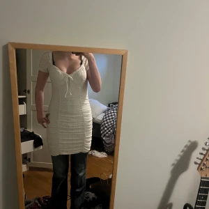 Vit kortärmad klänning från H&M  - Säljer en söt vit kortärmad klänning från H&M Divided i storlek S men passar på mig och har ofta S/M. Klänningen knytning och puffärmar. Jag är 174 och den är sitter inte obekvämt tight eller något. Har använts på någon skolavslutning men inget mer.