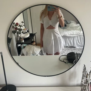 Vit klänning med puffärm och spetsdetaljer - Superfin vit klänning från other stories🤍Passar perfekt till student och skolavslutning!!