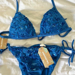 Calzedonia bikini - så galet snygg bikini från Calzedonia som tyvärr var för liten, nederdel storlek S och överdel 80A/75B/70C 💙 nypris över 600kr