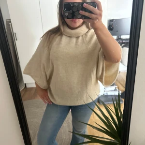 Beige stickad polotröja med vida ärmar - Säljer en beige stickad polotröja med oversized passform och vida, trekvartsärmar. 🩷🩷🩷