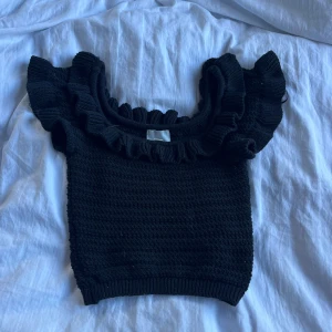Svart stickad topp med volang - Supersöt svart stickad topp från HM med volang