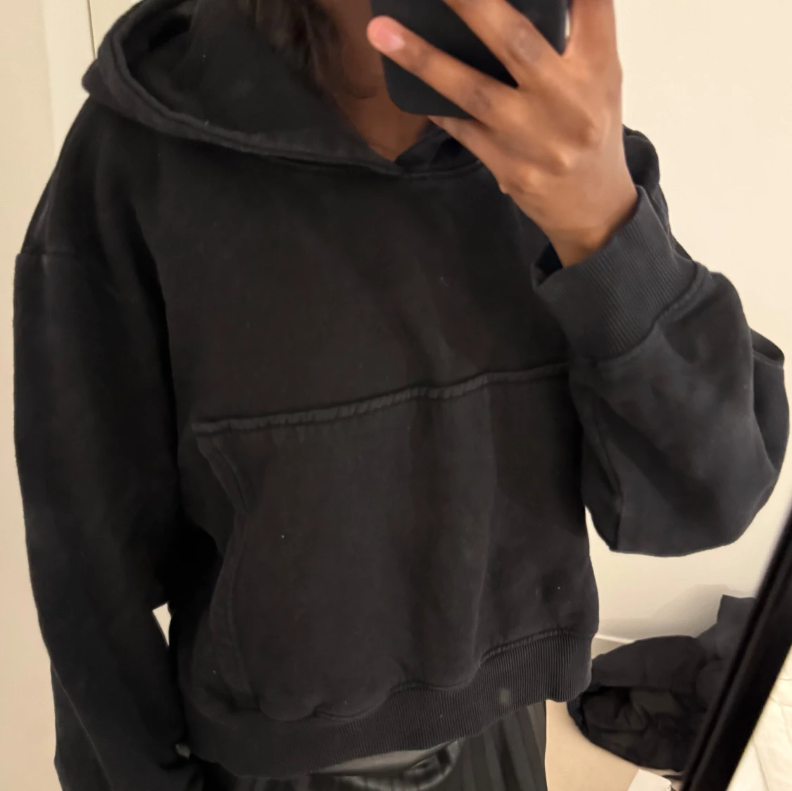 Svart hoodie med huva - 1