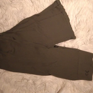 Mörkgröna ribbade tights från lager 157 - Mörkgröna tights från lager 157 i ribbat material. De har en tight passform och är perfekta för träning eller chill. Midjan är elastisk och byxorna är utan synliga detaljer som dragkedja eller knappar. Skriv för frågor💕✨