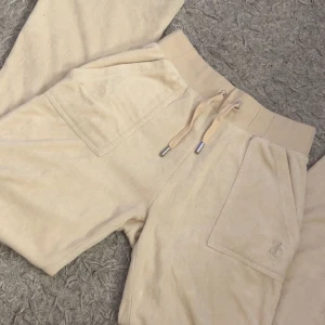Beiga mjukisbyxor från Juicy Couture - Säljer mina begia juicy couture byxor då de inte kommer till användning💕