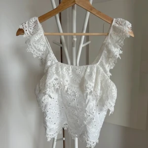 Vit spetsblus med volang - Jätte fint linne från zara som är perfekt till sommaren!
