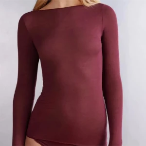 Vinröd långärmad intimissimi tröja - Vinröd intimissimi tröja. Inga hål eller något sånt helt ny endast använt vid 4 tillfällen. Köpt för runt 600 kr.