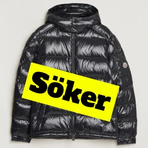 Söker en Maya Moncler jacka size 1  - Snygg svart pufferjacka från Moncler med glansig finish och huva. Jackan har dragkedja framtill och Moncler-logga på ärmen. Perfekt för kyliga dagar och riktigt trendig stil.