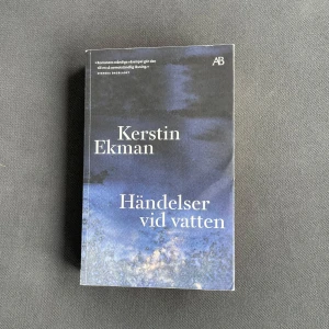 Händelser vid vatten - Romanen 'Händelser vid vatten' av Kerstin Ekman är en svensk kriminalroman med mörkblått omslag och vita bokstäver. Boken utspelar sig i norrländsk miljö och har fått flera litterära utmärkelser. Perfekt för dig som gillar spänning och nordisk litteratur.