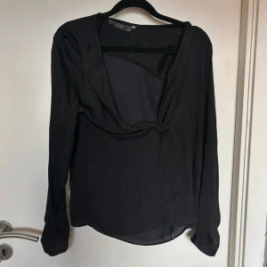 Svart Blus - sparsamt använd.