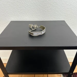 Christian Dior armband - Snyggt grönt armband från Christian Dior |Armbandet har justerbar knytning | armbandet har inga defekter eller liknande