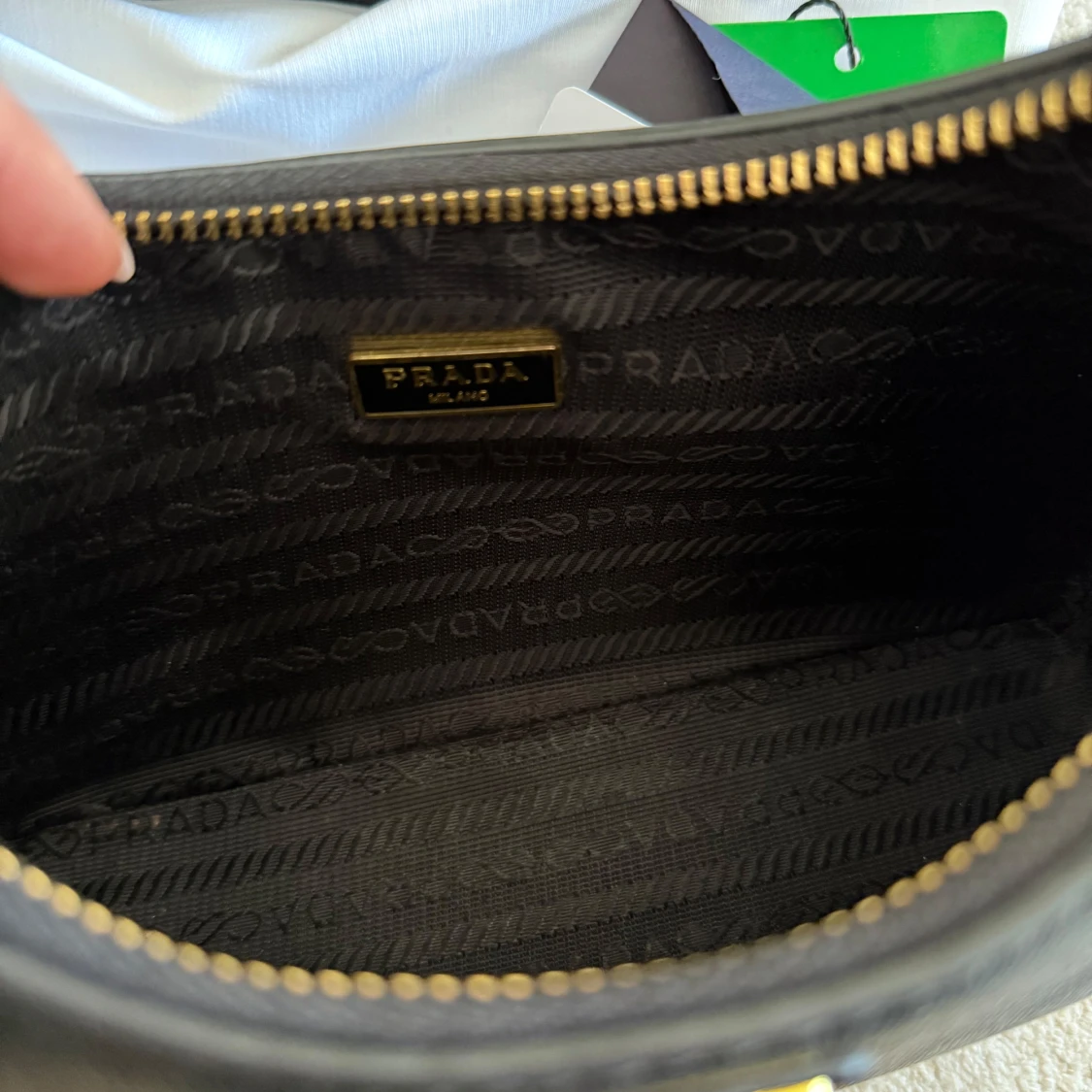 Svart axelväska från Pr*da med gulddetaljer - 2