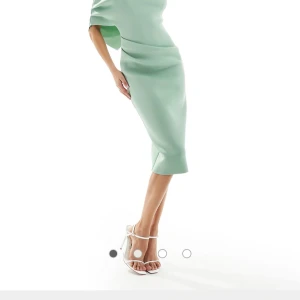 Salviagrön festklänning - Fin klänning från ASOS i scubatyg. Sitter jätte fint på! Använd 1-2 gånger, tvättad i kemtvätt. Som ny, normal i storlek.