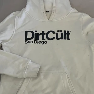 vit dirtcült hoodie - har fläckar på framfickan och lite gula toner i huvan och jag vet inte om det går att få bort. saknar också snöre. är mindre i storleken typ xxs-xs och inte det som står på lappen. köpte den för 600kr. 