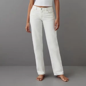 Vita lågmidjade jeans 🤍 - Säljer mina vita jeans pga att storleken inte passar mig☺️Dom är helt oanvända och hoppas någon får användning av dom, då dom verkligen är superfina!!🤍