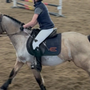 Snyggt mörkblått equiline schabrak med brons logga - Intressekoll! Används varsamt och är i fint skick❤️