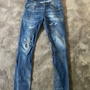 Dondup destroyed George jeans blå - Säljer ett par Dondup George blåa destroyed jeans. Dessa e extremt populära och just denna modell är jättesvår att få tag på beggat. Skick 9/10, det är byxorna på bilden. Fraktas samma dag. Hör av dig vid frågor!