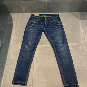 DONDUP GEORGE - Hola👋•Säljer ett par as schyssta dondup jeans med riktigt snygg tvätt perfekta till lite sommaren ☀️• Storlek 31• Pris 800kr, priset är inte hugget i sten• skick 9,5/10• kom pm för fler frågor och bilder ha de fint• Caio👋 