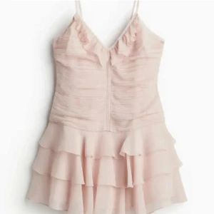 Super fin ljus rosa klänning  - Ljus rosa klänning ifrån H&M aldrig använd, slutsåld! köpt förra sommaren❤️❤️